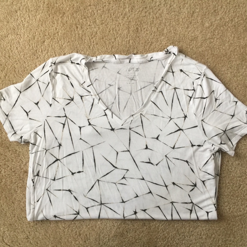 Graphic v-neck by Modern Essentials